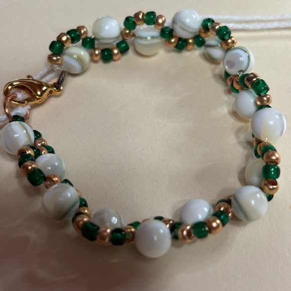 Hand crafted  shell beaded bracelet - Picture 5 of 6